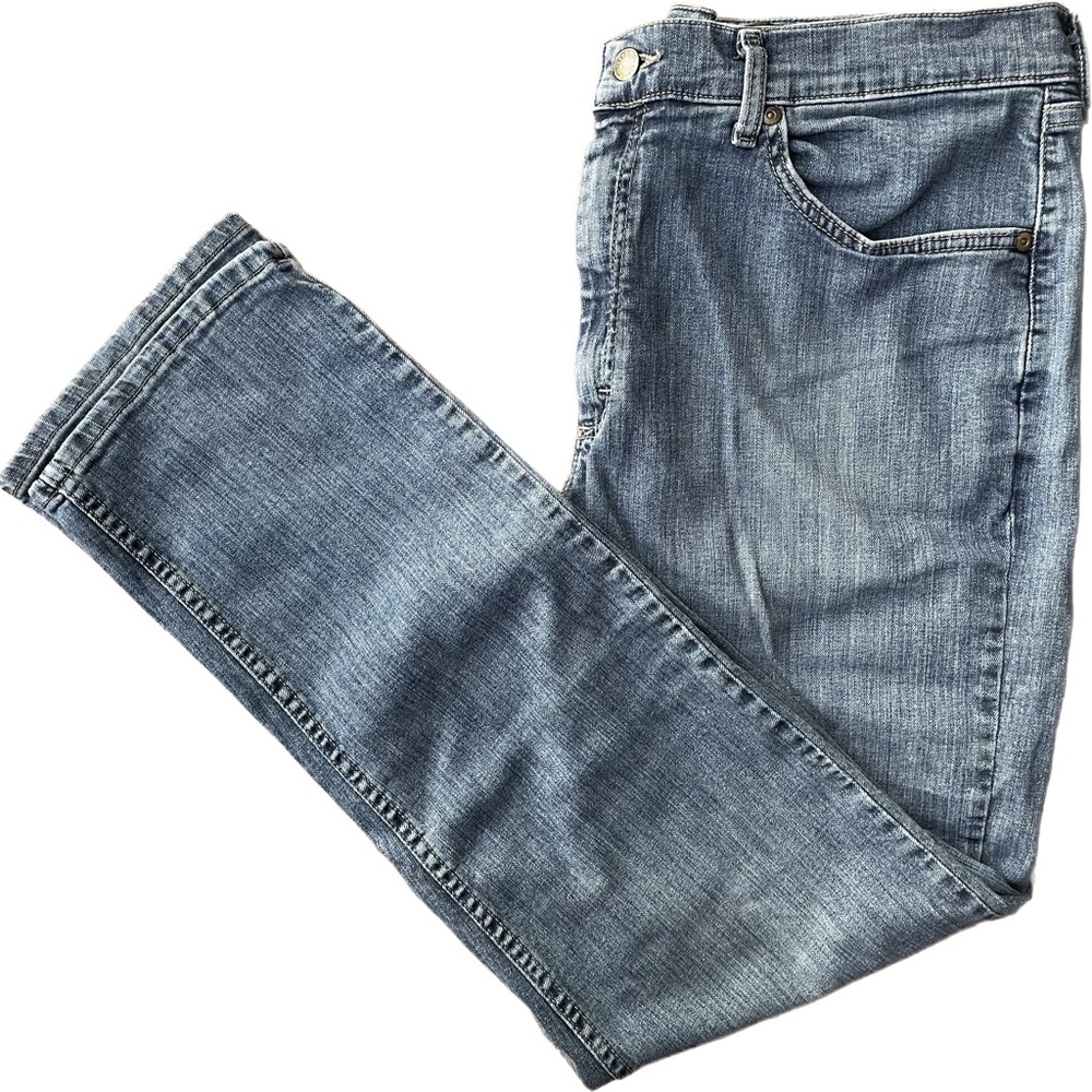 Lee classic fit jeans.  38W 32L